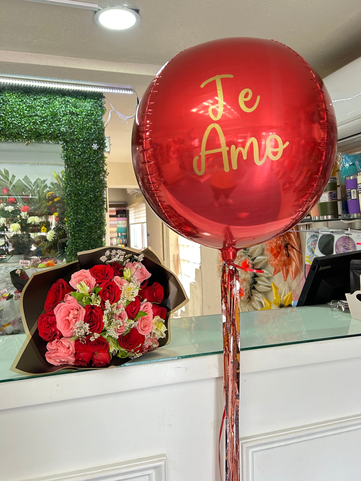 Ramo 24 rosas con globo Amor