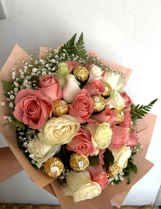 Ramo 30 rosas con Ferreros